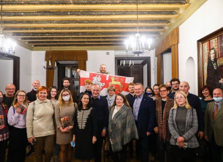 zdjęcie grupowe organizatorów i uczestników spotkania z Uładzimirem Niaklajevem